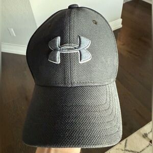 Like new! Under Armour Youth Sm/Md baseball hat